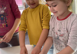 dzieci przygotowują rogaliki z ciasta francuskiego